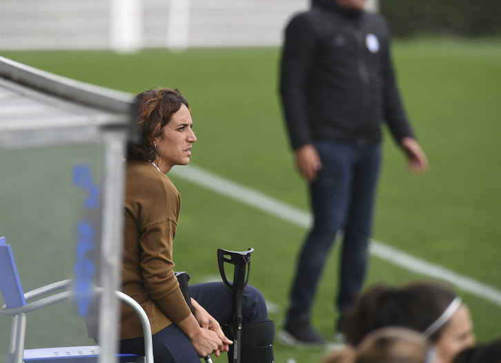 Natalia Arroyo en el banquillo de Zubieta. (Jon URBE/FOKU)