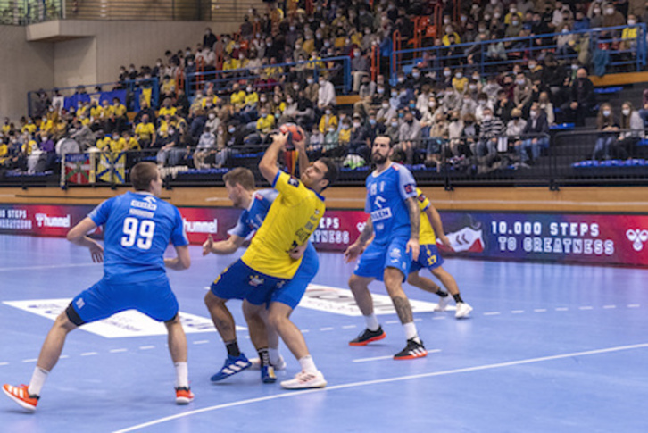 Los dos últimos compromisos de Bidasoa han sido europeos. En la imagen, ante el Wisla Plock. (Gorka RUBIO/FOKU)