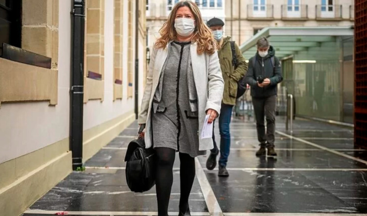 La consejera de Salud, Gotzone Sagardui, en la puerta del Parlamento de Gasteiz. (Jaizki FONTANEDA/FOKU)