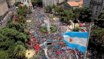Vista aérea de la Plaza de Mayo durante la marcha de ayer. (Juan MABROMATA/AFP)