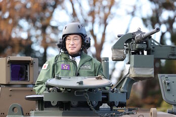 El primer ministro Kishida, vestido de militar en un acto reciente. (AFP Jiji Press)