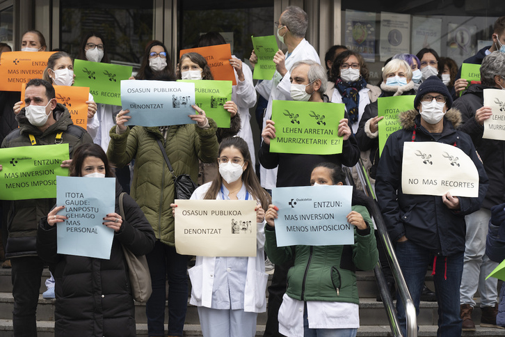 Protesta de personal de Osakidetza la pasada semana en Gasteiz. (Raúl BOGAJO / FOKU)
