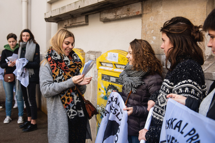 Azken egunetan euskal presoei idatzitako sostengu gutunak bidali dituzte gazteek. (Guillaune FAUVEAU)