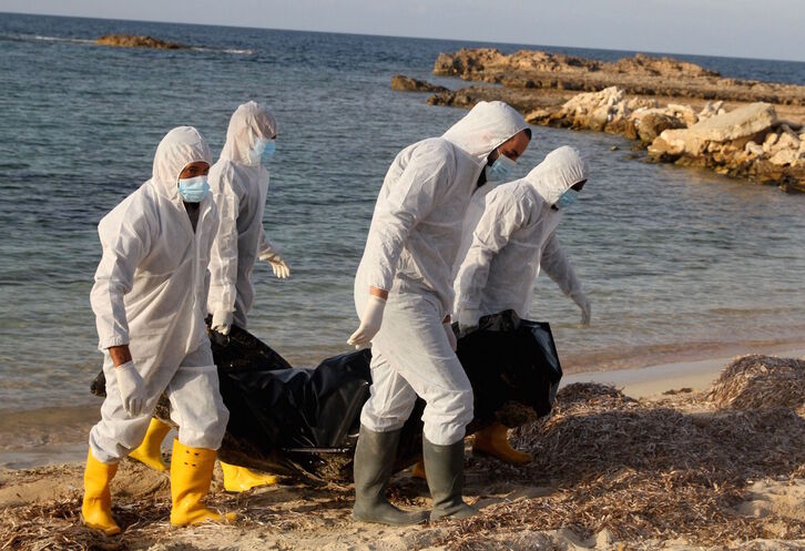 Trabajadores sanitarios libios retiran un cadáver de una playa, en una imagen de archivo. (AFP)