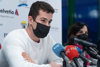 Ander Izquierdo, hunkituta bere agurreko prentsaurrekoan. (Jagoba MANTEROLA / FOKU)