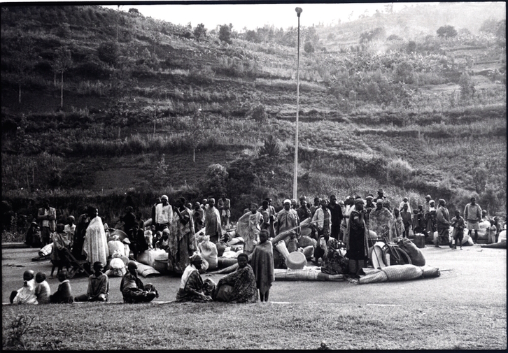 Refugiados ruandeses en abril de 1994 en la frontera entre Burundi y Ruanda. (Xabier LASALLE/MÉDICOS SIN FRONTERAS)