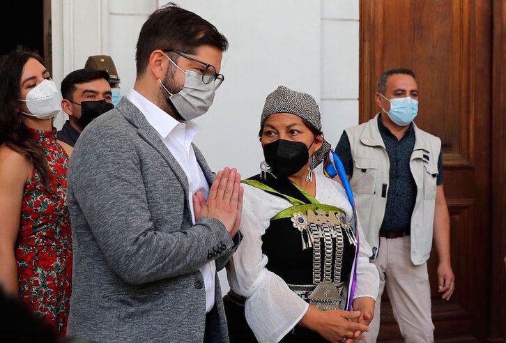 El presidente electo de Chile, Gabriel Boric, con la presidenta de la convención constituyente, Elisa Loncón. (Javier TORRES/AFP