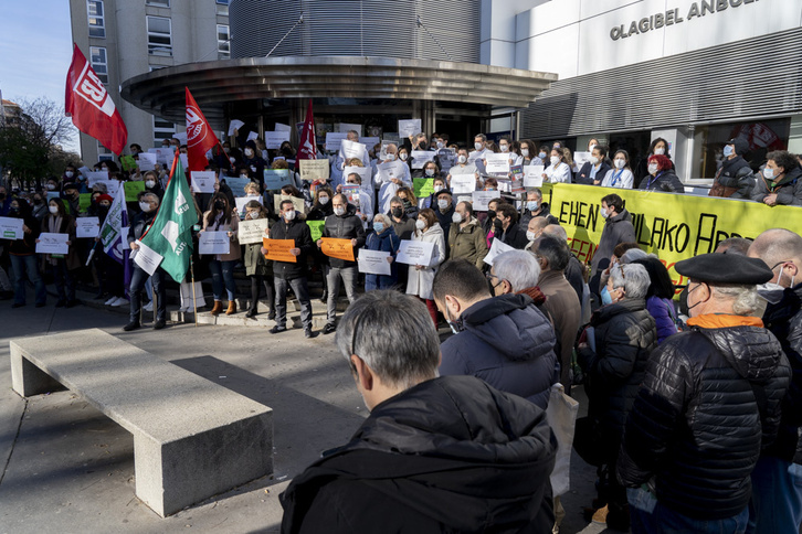 Concentración realizada en el ambulatorio Olagibel de Gasteiz. (Raul BOGAJO/FOKU)