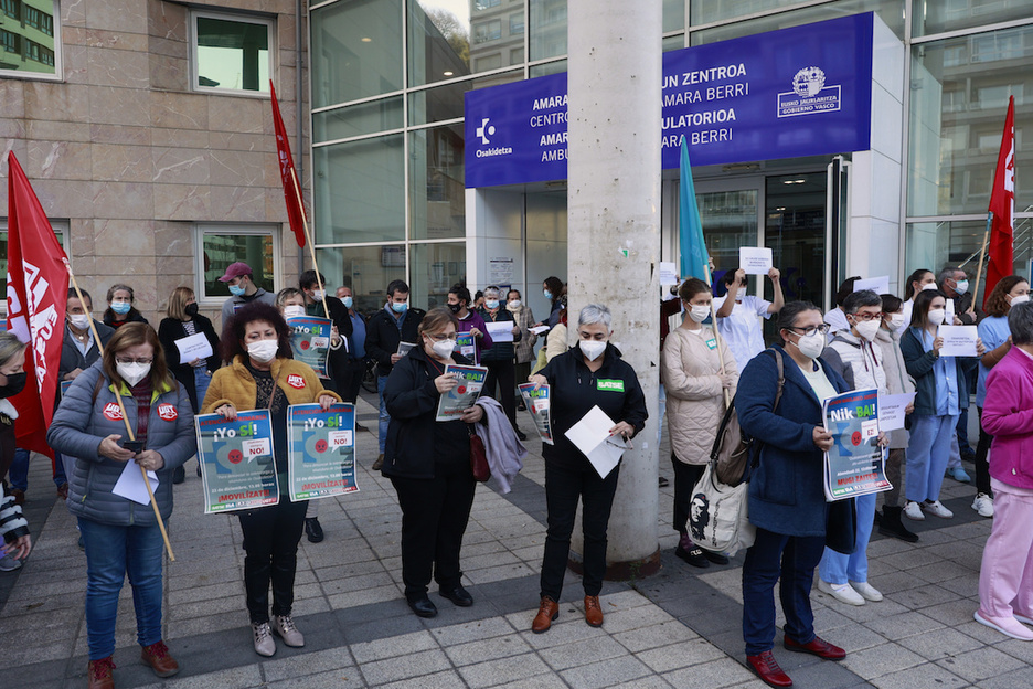 Concentración frente al ambulatorio de Amara Berri, en Donostia, para denunciar los déficits en Atención Primaria. (Maialen ANDRES/FOKU) Concentración frente al ambulatorio de Amara Berri, en Donostia, para denunciar los déficits en Atención Primaria. (Maialen ANDRES/FOKU)