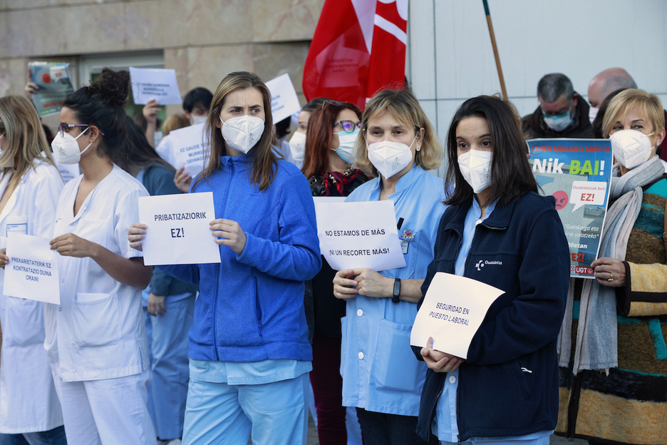 Las trabajadoras de la Atención Primaria se movilizán frente a los ambulatorios de Ozakidetza. (Maialen ANDRES/FOKU) Las trabajadoras de la Atención Primaria se movilizán frente a los ambulatorios de Ozakidetza. (Maialen ANDRES/FOKU)