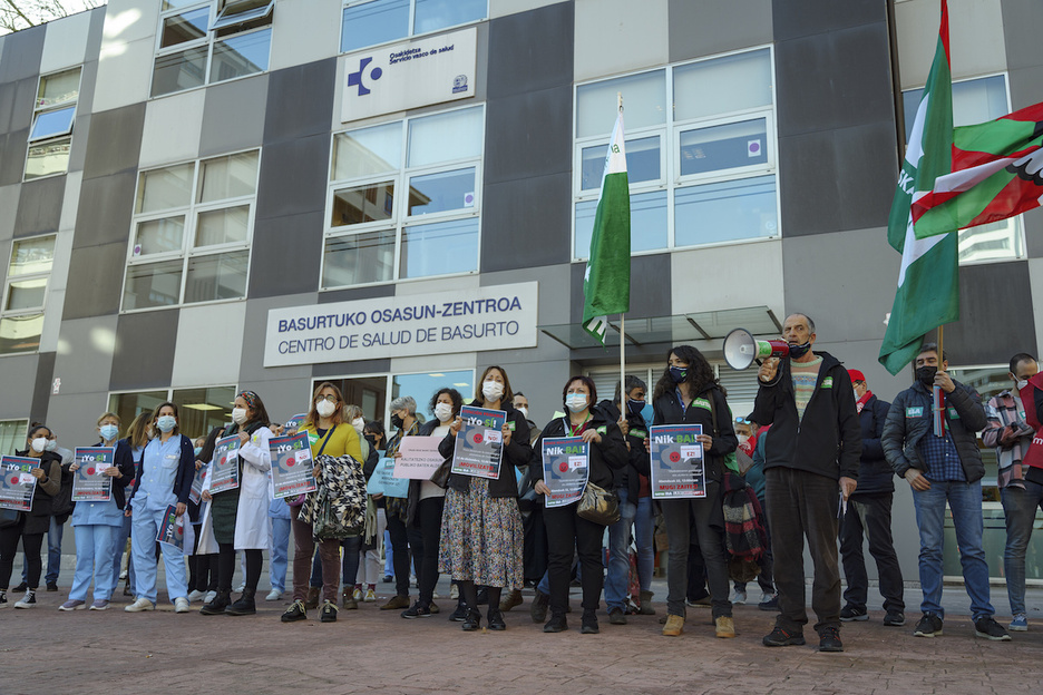 Concentración frente al Centro de Salud de Basurtu, en Bilbo, contra los déficits en la Atención Primaria. (Aritz LOIOLA / FOKU) Concentración frente al Centro de Salud de Basurtu, en Bilbo, contra los déficits en la Atención Primaria. (Aritz LOIOLA / FOKU)