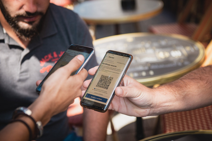 Salvo la Policía, los profesionales a los que se exige que controlen el pase sanitario no pueden pedir al cliente que acredite su identidad. (Guillaume FAUVEAU)