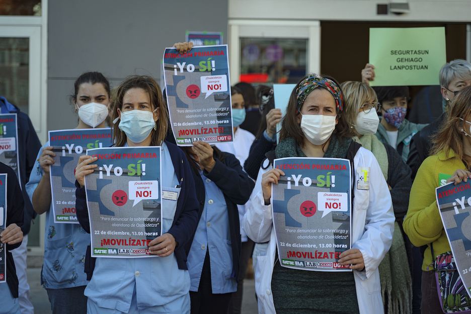 Trabajadoras de la Antención Primaria del Centro de Salud de Basurtu, en Bilbo, denuncian su situación. (Aritz LOIOLA / FOKU) Trabajadoras de la Antención Primaria del Centro de Salud de Basurtu, en Bilbo, denuncian su situación. (Aritz LOIOLA / FOKU)