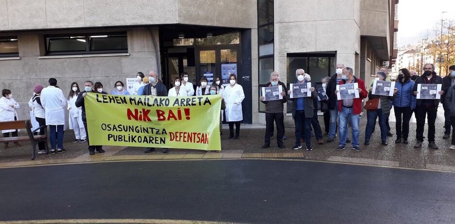 Concentración frente al ambulatorio de Laudio. (LAB) Concentración frente al ambulatorio de Laudio. (LAB)