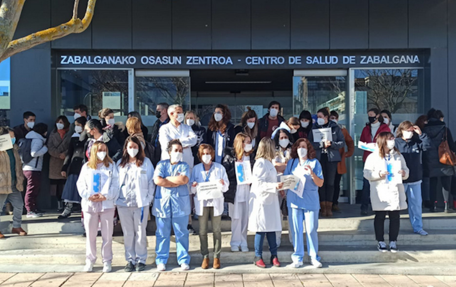 Concentración frente al ambulatorio de Zabalgana, en Gasteiz. (LAB) Concentración frente al ambulatorio de Zabalgana, en Gasteiz. (LAB)