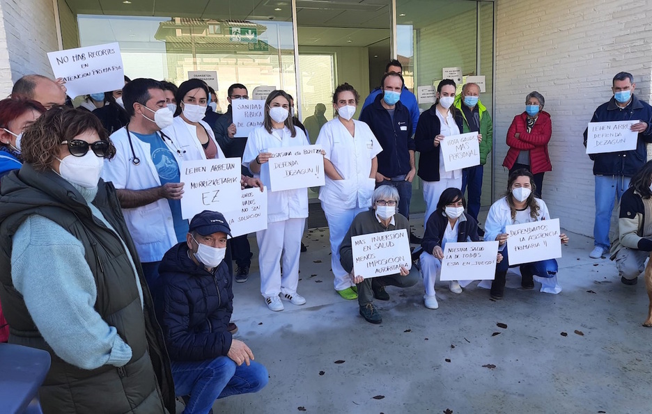 Trabajadores sanitarios y vecinos de Murgia se movilizan contra los problemas existentes en la Atención Primaria. (@LABosakidetza))