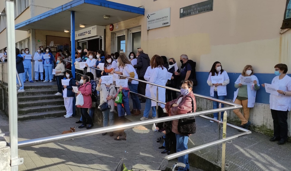 Movilización a favor de una Atención Primaria de calidad frente al ambulatorio de Kabiezes-Santurtzi. (LAB) Movilización a favor de una Atención Primaria de calidad frente al ambulatorio de Kabiezes-Santurtzi. (LAB)