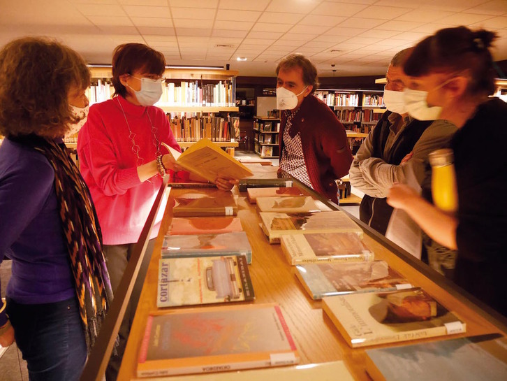 Harkaitz Cano, Jon Alonso e Irati Jimenez, en la Biblioteca Julio Cortázar. (DEBARUAREN ESKOLA)