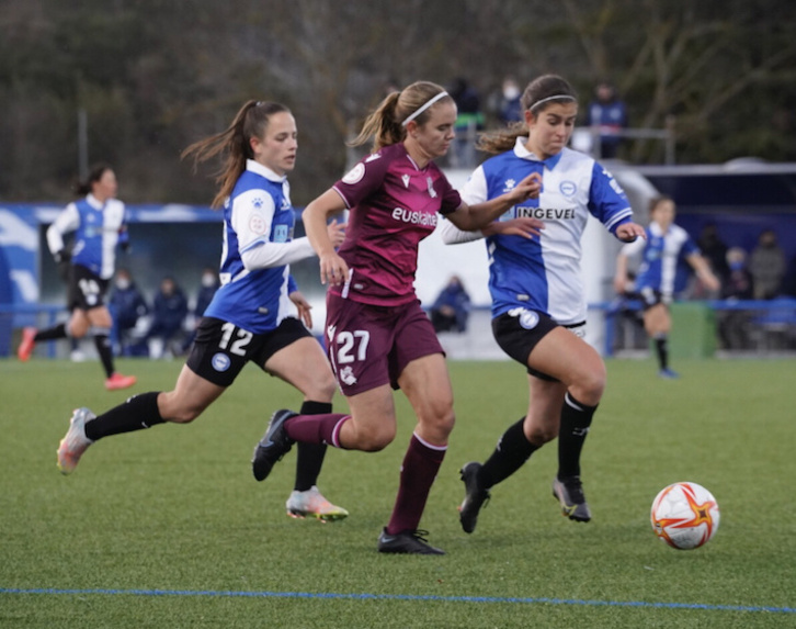 Mirari y Majarín corren tras el balón. (Raúl Bogajo/Foku)