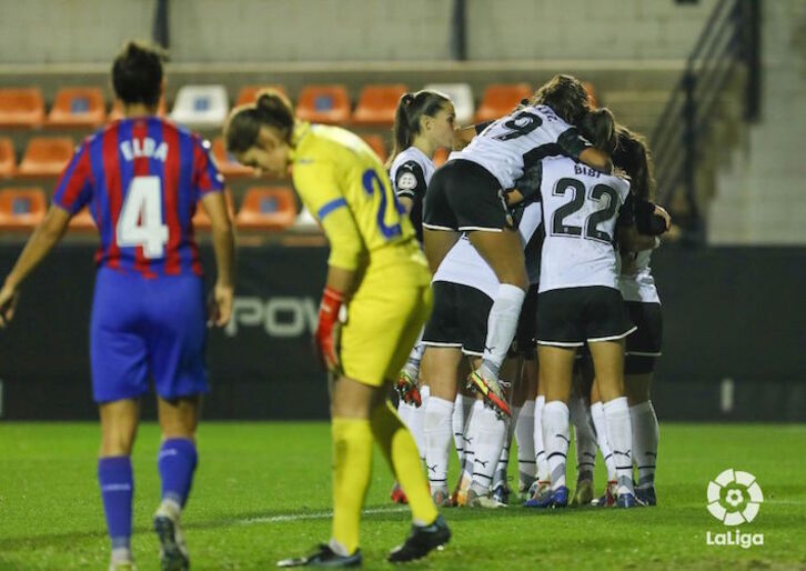 Desolación azulgrana mientras las jugadoras del Valencia celebran su segundo gol.(LaLiga)