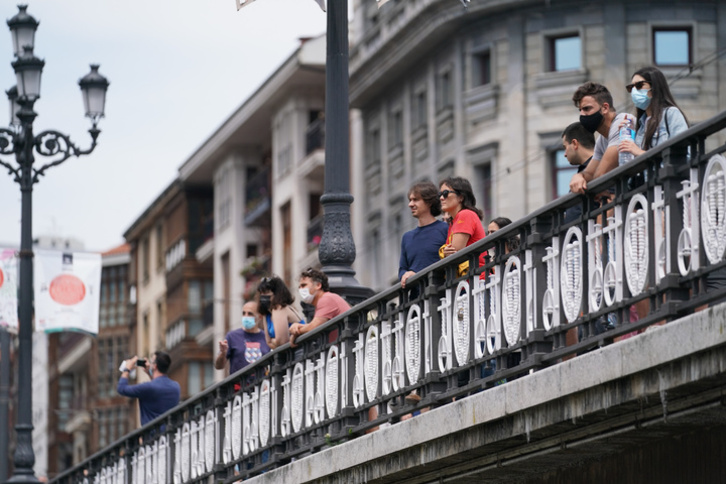 Personas con y sin mascarilla en el exterior en Bilbo. (Endika PORTILLO / FOKU)