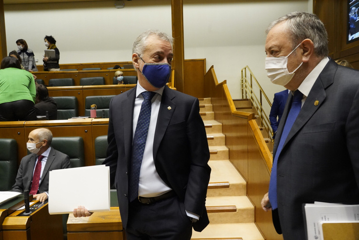 El lehendakari, Iñigo Urkullu, y el consejero de Economía y Hacienda, Pedro Azpiazu, antes de comenzar el pleno. (Raún BOGAJO/FOKU)