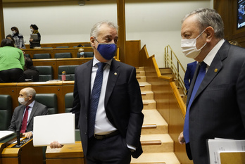 El lehendakari, Iñigo Urkullu, y el consejero de Economía y Hacienda, Pedro Azpiazu, antes de comenzar el pleno. (Raún BOGAJO/FOKU)