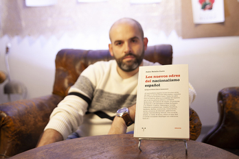 Pablo Batalla, con su último libro. (Alejandro NAFRÍA)