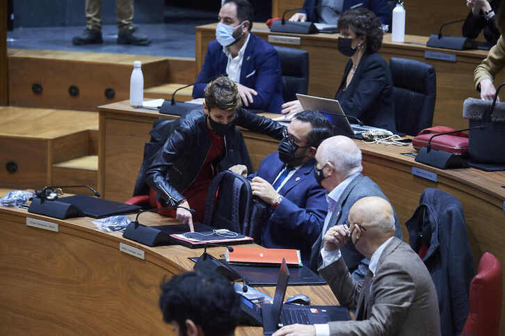María Chivite conversa con varios miembros de su gobierno durante el debate de presupuestos en el Parlamento navarro. (NAFARROAKO PARLAMENTUA)
