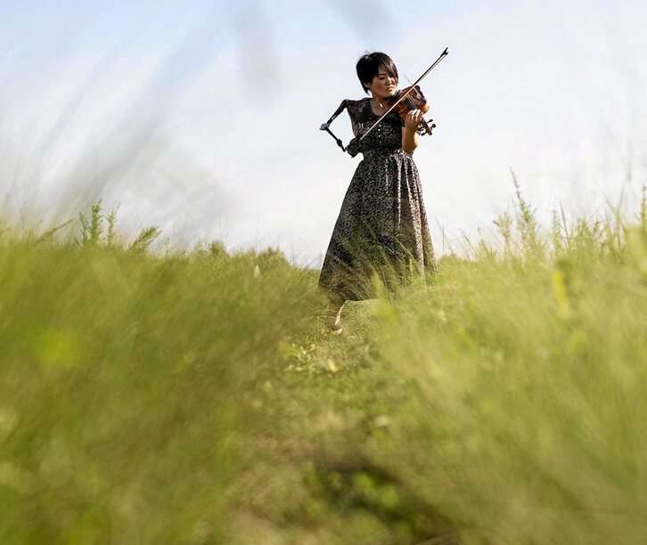 Nada es imposible Lo demuestra Manami Ito que, gracias a su capacidad y a un brazo protésico, es capaz de tocar el violín y asombrar con su música. A esta enfermera y exnadadora paralímpica, un accidente de moto a los 20 años le amputó un brazo pero no l