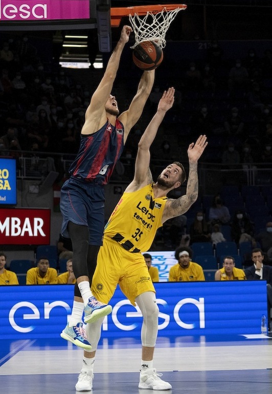 Saski Baskonia logra sortear a duras penas la covid-19, mientras que Tenerife está en pleno brote. (Raúl BOGAJO /FOKU)