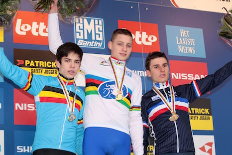 La rivalidad viene de lejos. En esta imagen de hace nueve años, Van der Poel se proclamó campeón mundial junior de ciclocrós y Van Aert –a su derecha– fue segundo. (Peter DECONINCK/AFP)