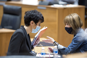 Elma Saiz y Uxue Barkos, en un pleno anterior. (Iñigo URIZ / FOKU)