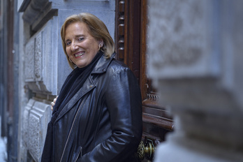 Ascensión Badiola posa en la calle Bidebarrieta. (Aritz LOIOLA / FOKU)