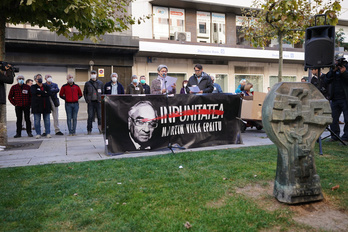 Pancarta por el enjuiciamiento de Martín Villa, frente al monolito en recuerdo a Germán Rodríguez, en Iruñea. ()