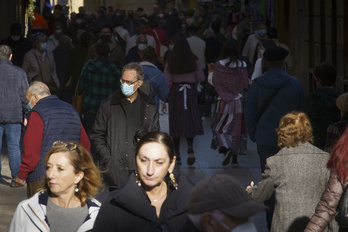 Personas paseando, con y sin mascarilla, esta semana en Donostia. (Gorka RUBIO/FOKU)