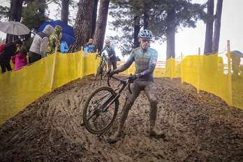 Los hermanos Izagirre, en el barro de Elorrio, lucirán por última vez el maillot del Astana en Aiara. (Jaizki FONTANEDA/FOKU)