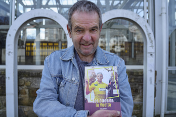 Javi Bodegas, junto con el ejemplar del libro que acaba de publicar con la infrahistoria de la Vuelta. (Aritz LOIOLA/FOKU)