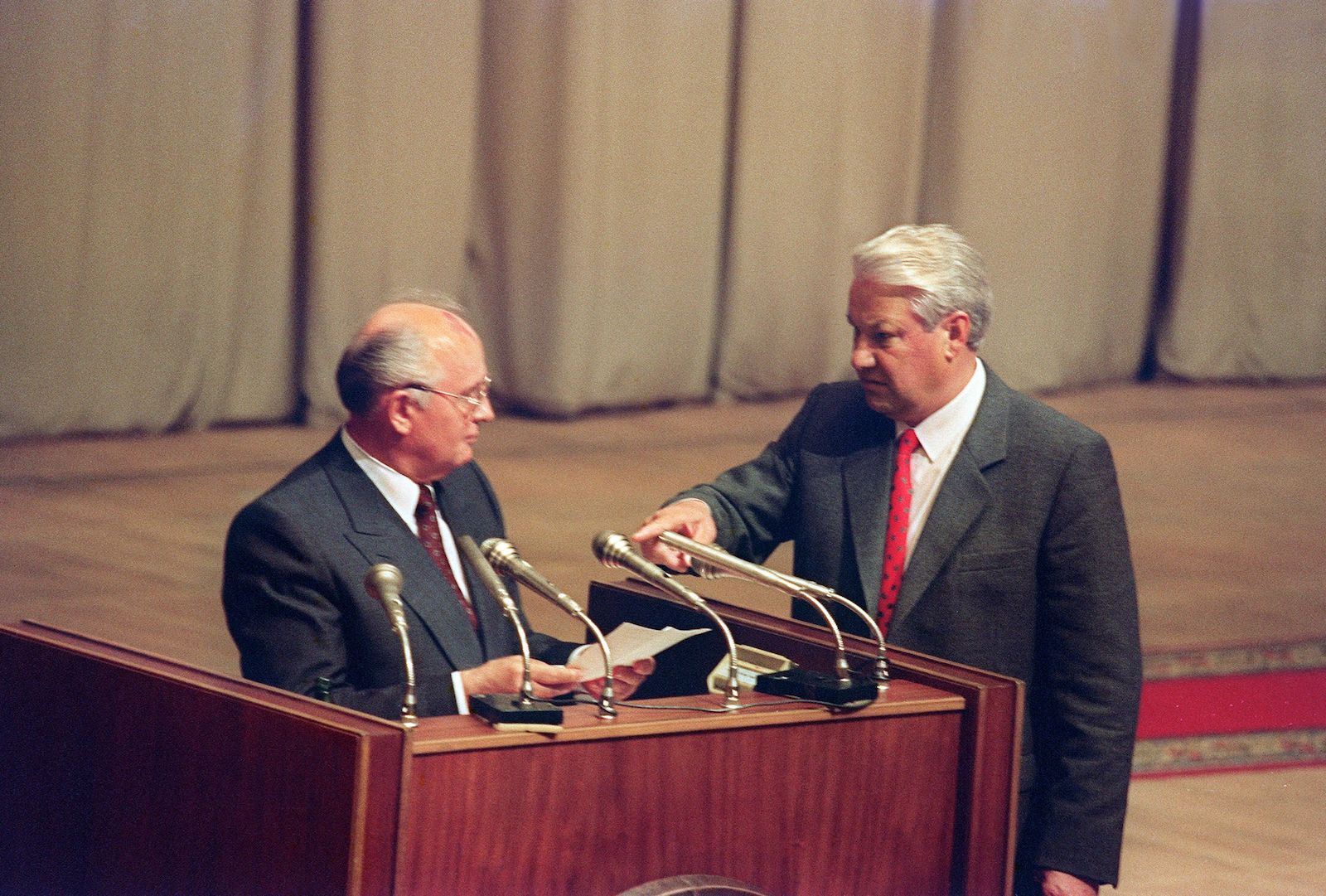 Пост президента ссср был введен решением. Горбачев 1991. Ельцин 1991 ГКЧП. Горбачев 25 декабря 1991 года.