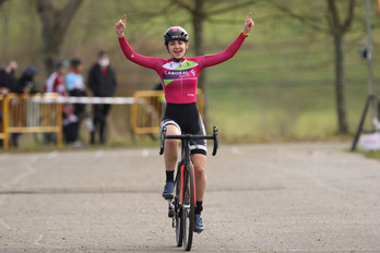 Ion Izagirre celebra la victoria en Aiara. (Oskar MATXIN/FOKU)