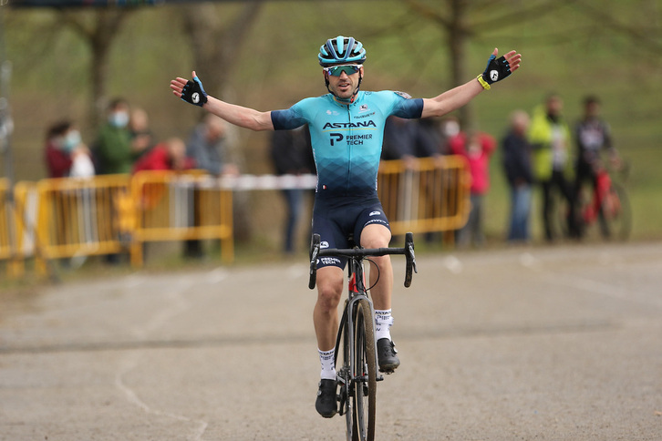 Ion Izagirre celebra la victoria en Aiara. (Oskar MATXIN/FOKU)