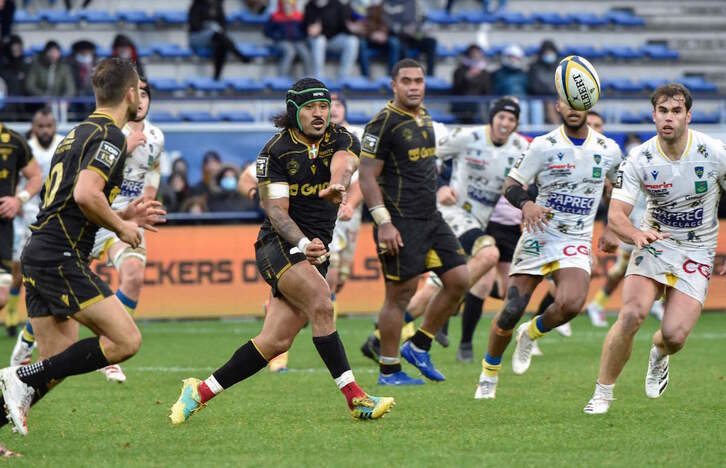 Francis Saili, Clermonten aurkako neurketan baloia mugitzen (Thierry ZOCCOLAN / AFP)