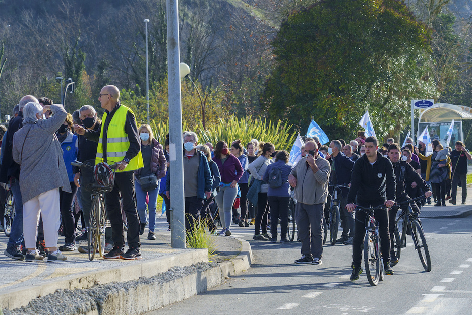 Sare a organizado marchas a pie y en bici desde la prisión de Martutene. (Gorka RUBIO / FOKU) Sare a organizado marchas a pie y en bici desde la prisión de Martutene. (Gorka RUBIO / FOKU)