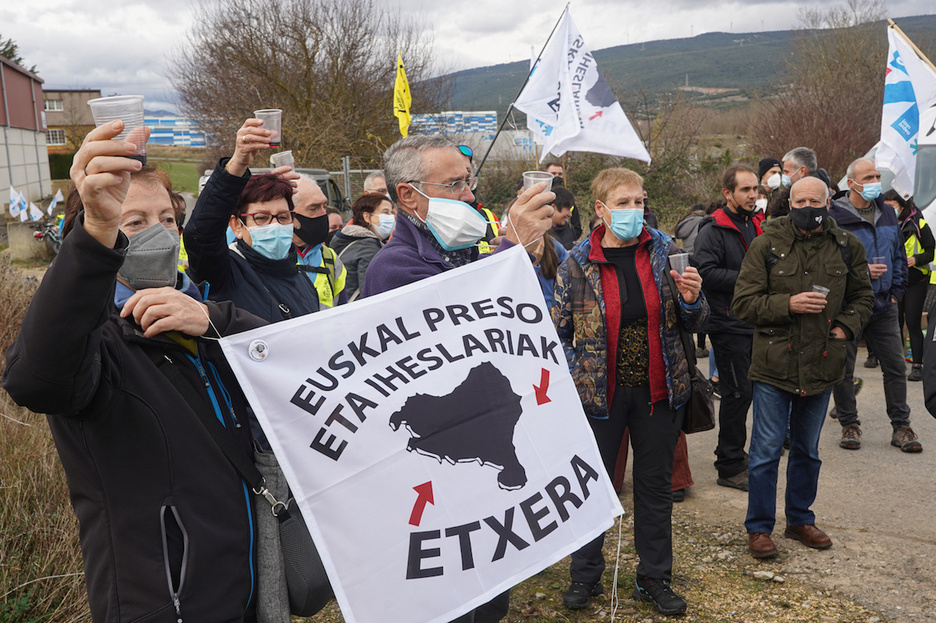 Convocas por Sare, decenas de personas se han movilizado frente a la prisión alavesa de Zaballa. (Jagoba MANTEROLA / FOKU) Convocas por Sare, decenas de personas se han movilizado frente a la prisión alavesa de Zaballa. (Jagoba MANTEROLA / FOKU)