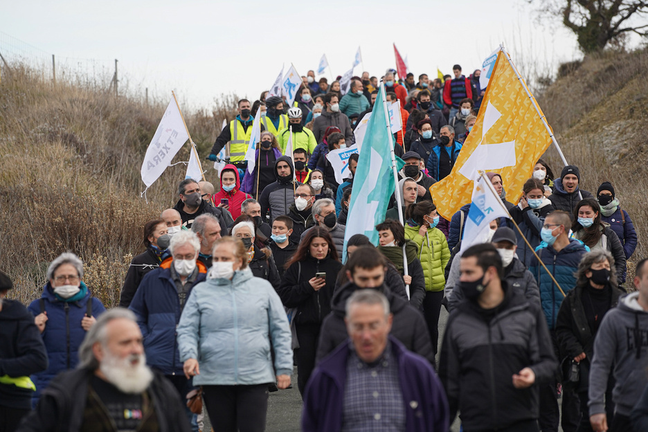 Decenas de personas marchan hasta la prisión de Zaballa para pedir el fin de la política de excepción. (Jagoba MANTEROLA / FOKU) Decenas de personas marchan hasta la prisión de Zaballa para pedir el fin de la política de excepción. (Jagoba MANTEROLA / FOKU)
