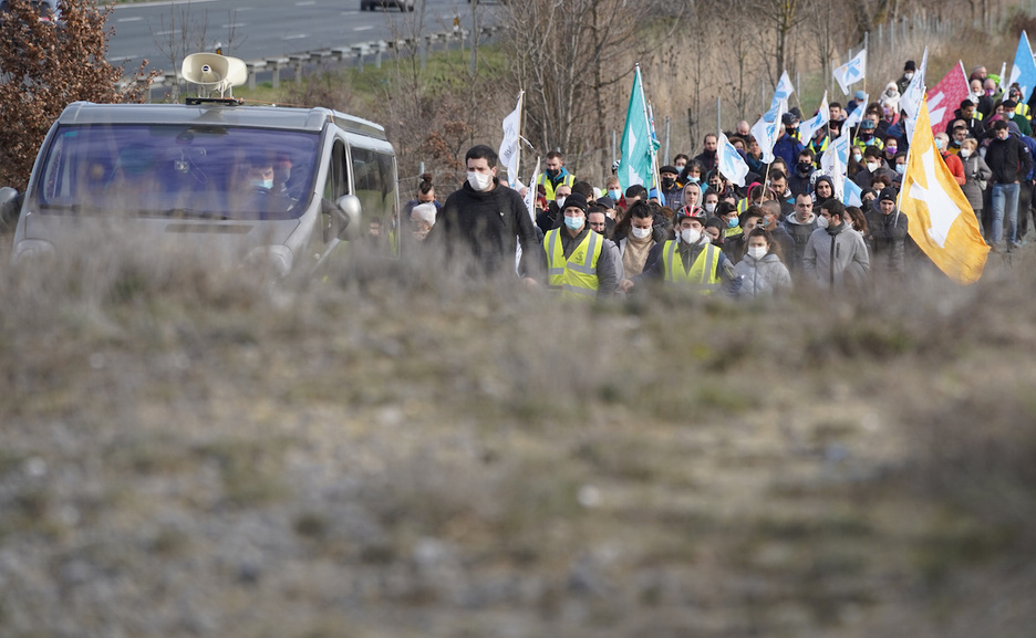 Decenas de personas marchan hasta la prisión de Zaballa en la movilización convocada por Sare. (Jagoba MANTEROLA / FOKU) Decenas de personas marchan hasta la prisión de Zaballa en la movilización convocada por Sare. (Jagoba MANTEROLA / FOKU)