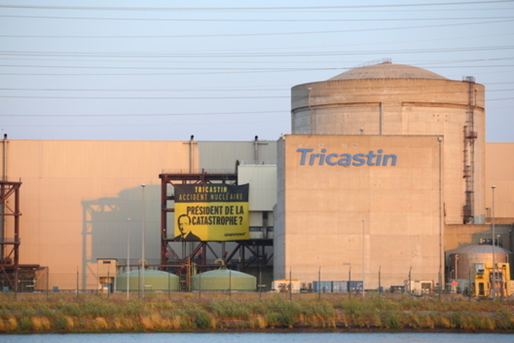 2013ko uztailean 30 bat ekintzaile sartu ziren Tricastinen zentral horren itxiera eskatzeko. (@Greenpeace)