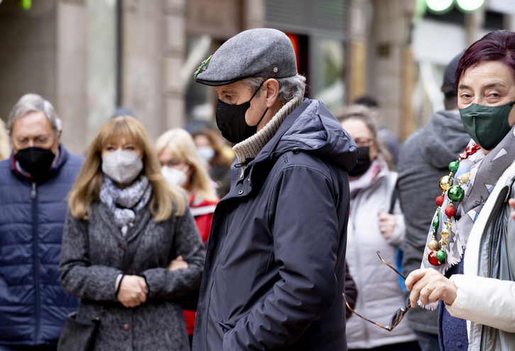 Transeúntes con mascarilla en Gasteiz tras la imposición de la pasada semana. (Raul BOGAJO/FOKU)
