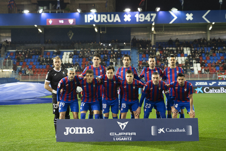 Eibarko hamaikakoa Malagaren aurkako partidan. 