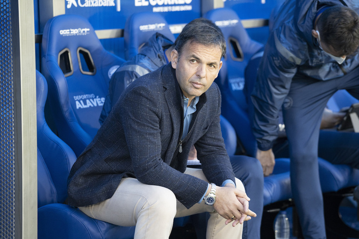 Calleja, en el banquillo de Mendizorrotza.